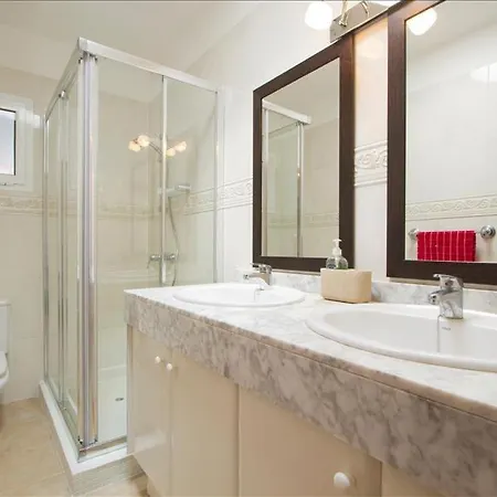 - 4 Bedrooms Private Patio With Heated Pool Тиас